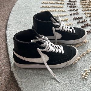 Nike Blazers - Black & White 6.5